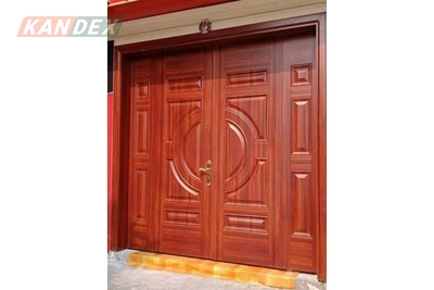 Giá cửa sắt vân gỗ 4 cánh hiện nay quá cao hay không?