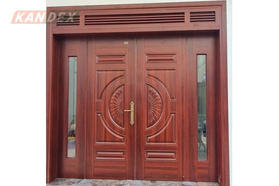 Giá cửa thép vân gỗ 4 cánh thiết kế đặt riêng có đắt không?