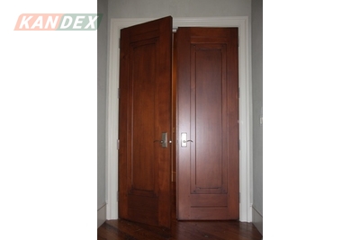 Cửa sắt vân gỗ 4 cánh thích hợp lắp đặt tại phòng hội nghị