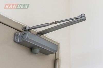 Cửa thép chống cháy nên sử dụng loại tay co thủy lực nào?