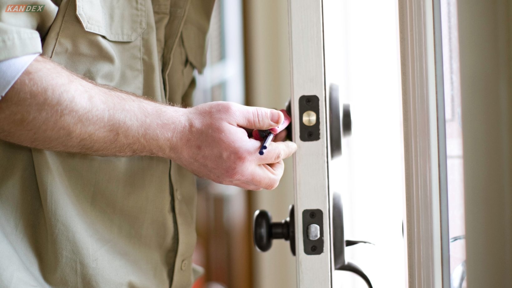 Cách Xử Lý Cửa Chống Cháy Bị Cong Vênh Sau Thời Gian Sử Dụng
